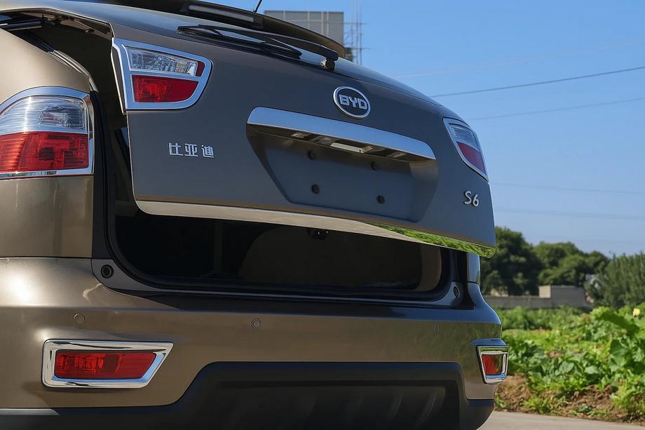 BYD S6 2010–2016 Libao ruostumaton takaluukun reunalista Image