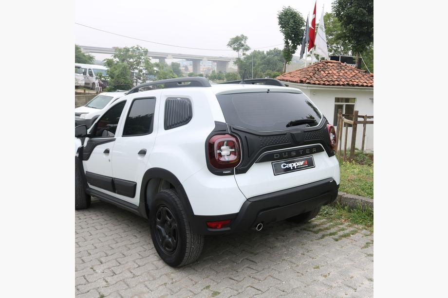 Dacia Duster 2018–2024 Muovinen takaluukun lista (3-osainen) Kuva 3