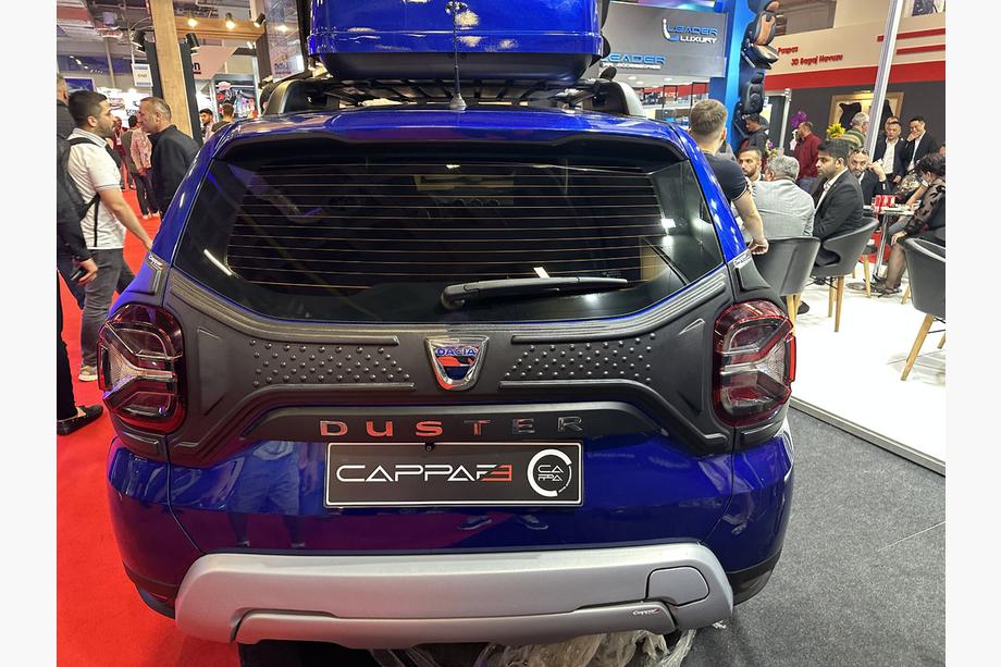 Dacia Duster 2018–2024 Muovinen takaluukun lista (3-osainen) Kuva 2
