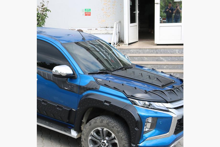 Mitsubishi L200 2015–2024 Konepellin suojalista (ABS) Kuva 2