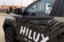 Toyota Hilux 2015– Oven yläreunan lista (4 kpl, ABS) kuva 1