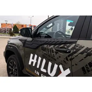 Oven yläreunan lista (4 kpl, ABS) Toyota Hilux 2015– kuva 1