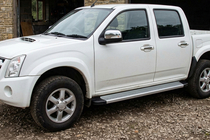 Isuzu D-Max 2002–2011 Maya V2 sivuaskelmat (2007-2012, 2 kpl, alumiini) kuva 1