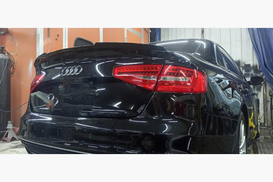 Audi A4 B8 2007–2015 HongHang-spoileri (ABS, kiiltävä musta) Image