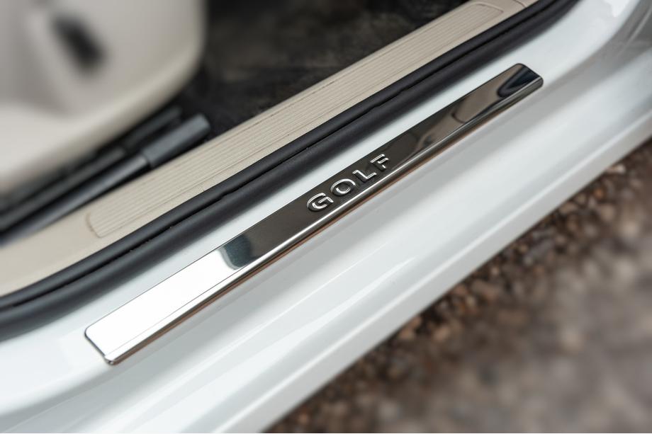 Volkswagen Golf 7/E-Golf 2012–2020 OmsaLine V2 ovikynnyssuojat (4 kpl, ruostumaton teräs) Image