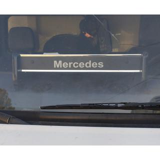 Kojelaudan hylly (musta punaisella tikkauksella) Mercedes T2 (507-814) 1967–1996 kuva 2