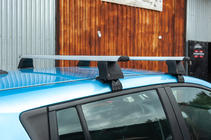 Nissan Leaf 2010–2017 Kattoteline sileälle katolle (kromi, pari) kuva 1