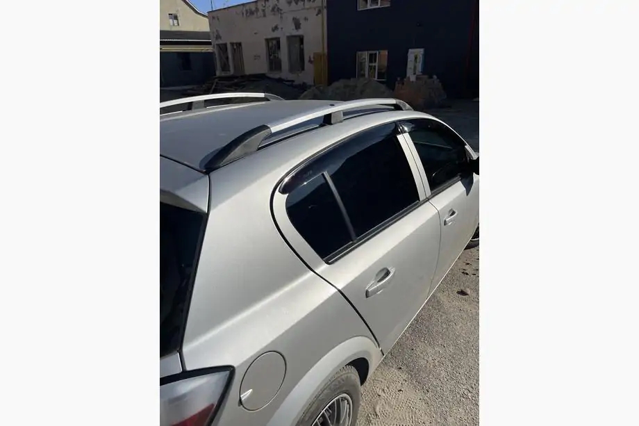 Opel Astra H 2004–2013 Alumiiniset kattokaiteet (HB, kromi) Kuva 5
