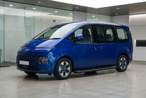 Hyundai Staria 2021– Allmond Black sivuportaat (2 kpl, alumiini) kuva 1