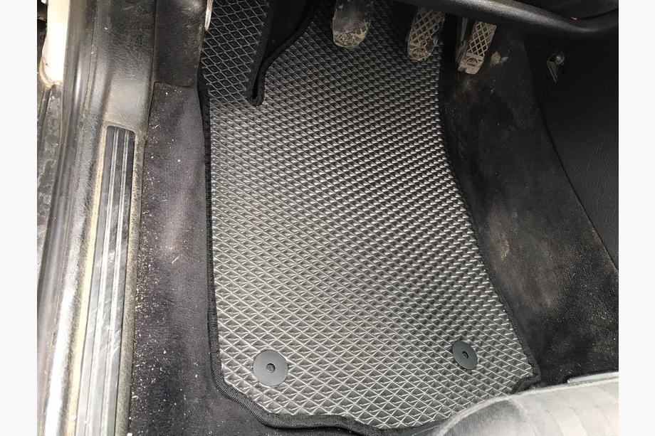 Audi A6 C4 1994–1997 EVA-lattiamatot (mustat) Image