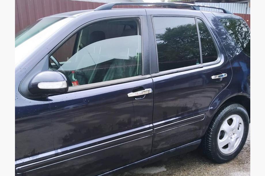 Mercedes ML W163 1997–2005 Kromiset ovenkahvan suojakuoret (4 kpl) Kuva 6